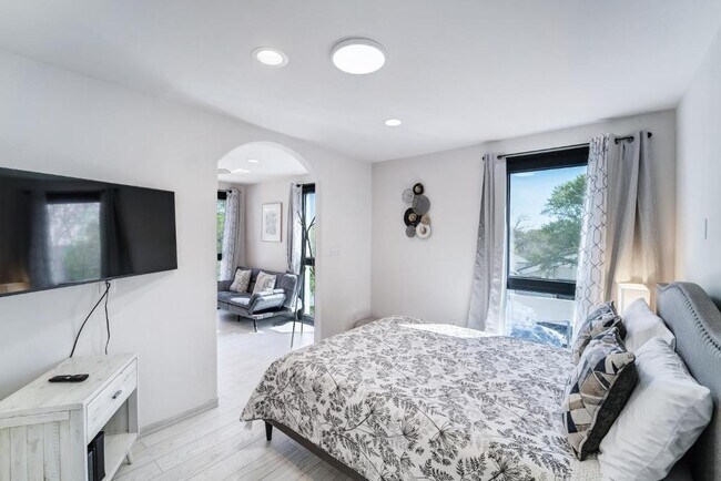 Building Photo - 1409 E M. Franklin Ave