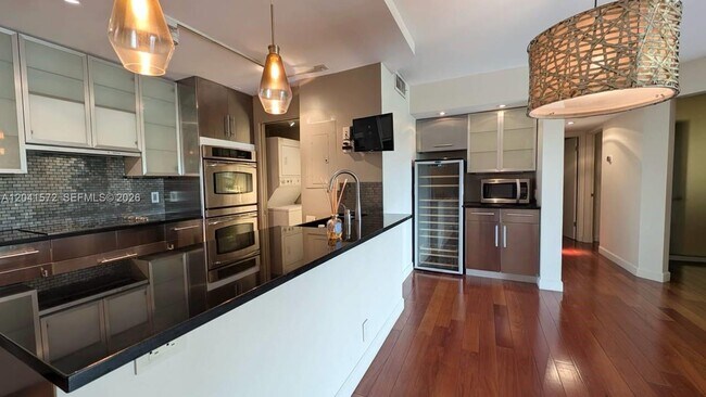 Building Photo - 900 River Reach Dr