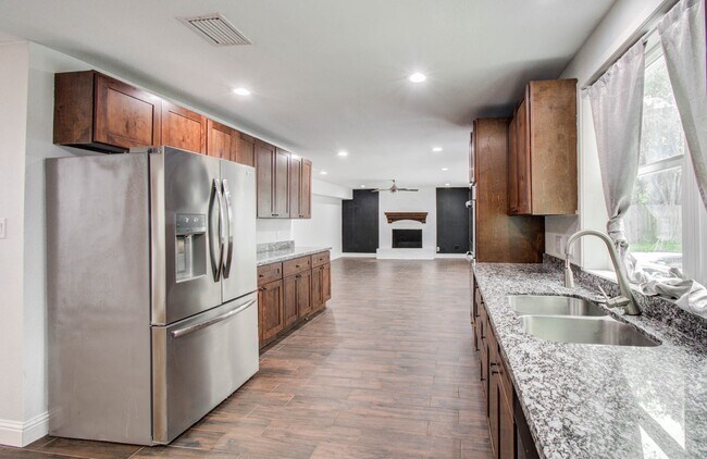 Building Photo - 536 Robert E Lee Dr