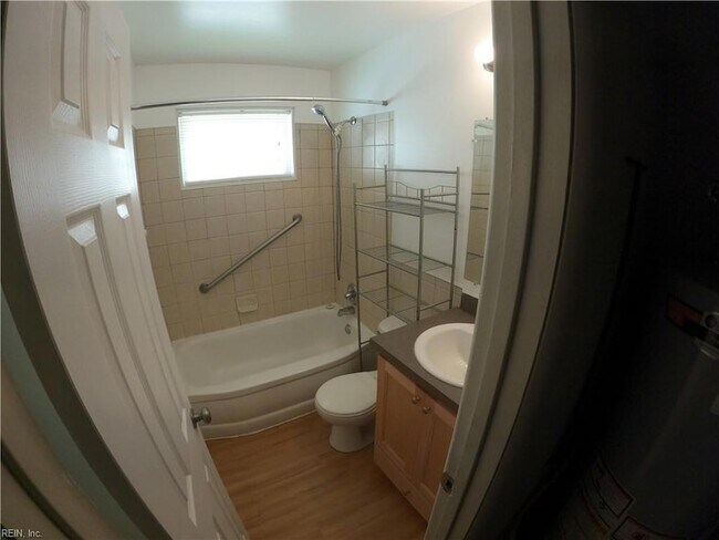 Building Photo - 1406 W 39th St