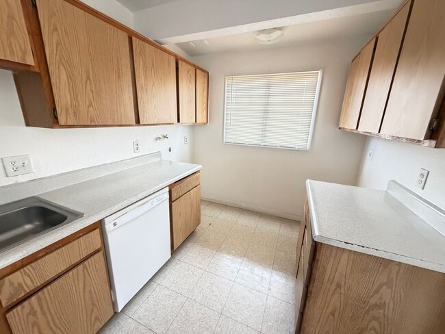 Building Photo - Cozy two bedroom, available for move in now!