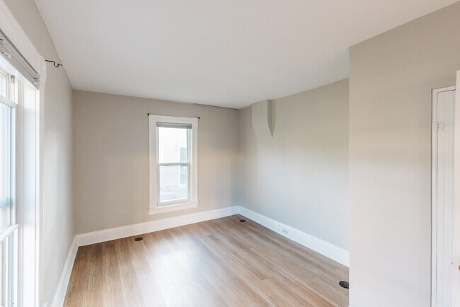 Building Photo - 1561 Yates St