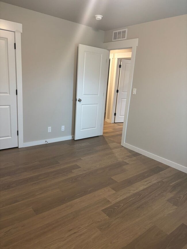 Building Photo - Beautiful New Duplex!