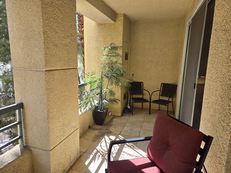 Building Photo - 210 E Flamingo Rd