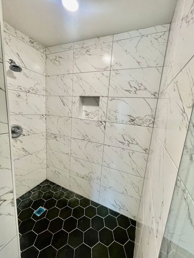 Building Photo - 5-Bedroom, 2 Bathroom Home with In-Unit Wa...