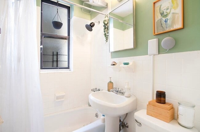 Building Photo - 50 W 112th St