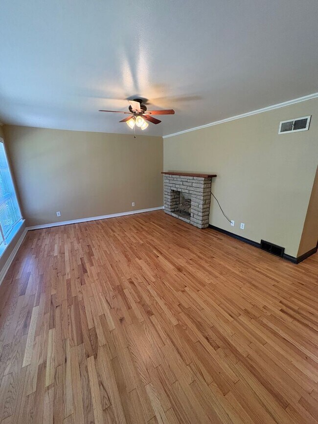 Building Photo - 873 W Clinton Dr