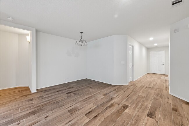 Building Photo - 827 Honeysuckle Vine Dr