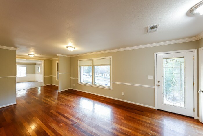 Building Photo - 704 Greystone St