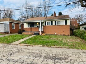 Building Photo - 1325 Vermont Pl NE