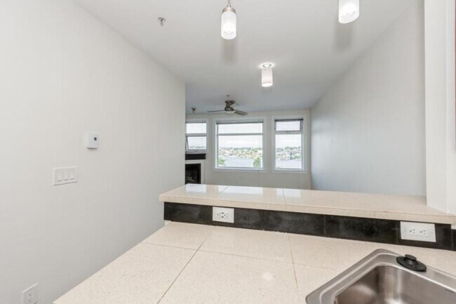 Building Photo - 1 bedroom in Seattle WA 98109