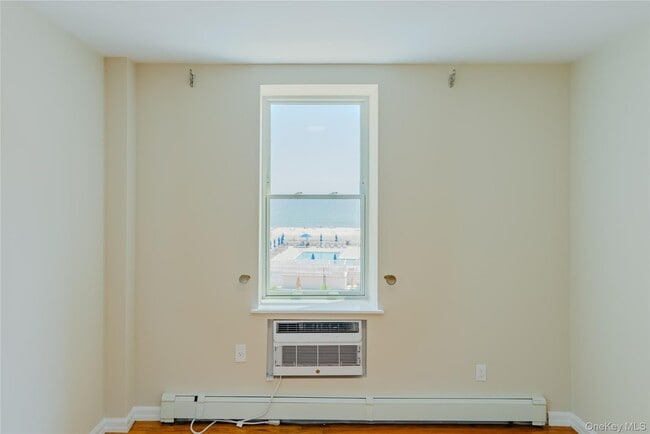 Building Photo - 25 W Broadway