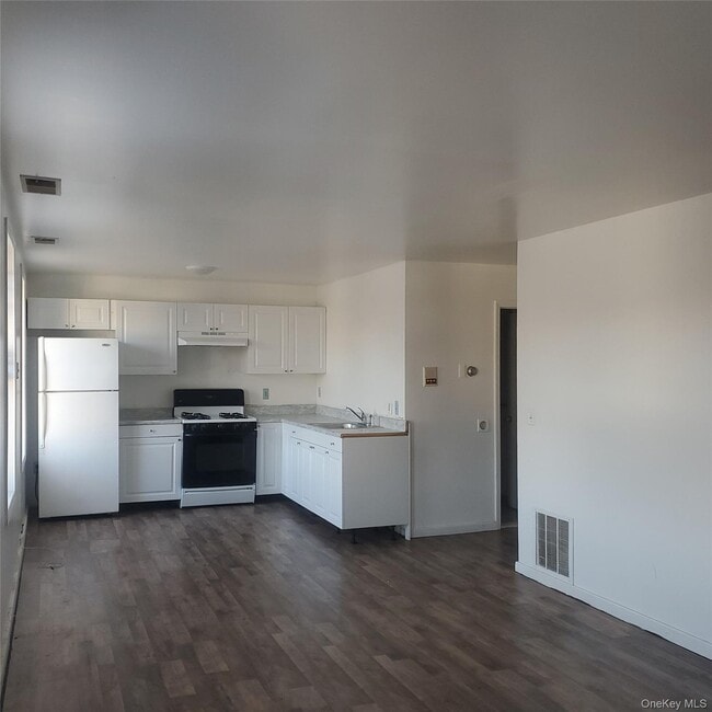 Primary Photo - 8 Main St