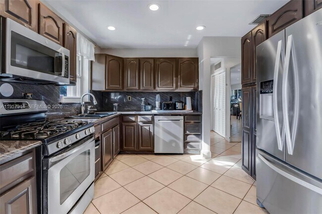 Building Photo - 1600 N 28th Ct