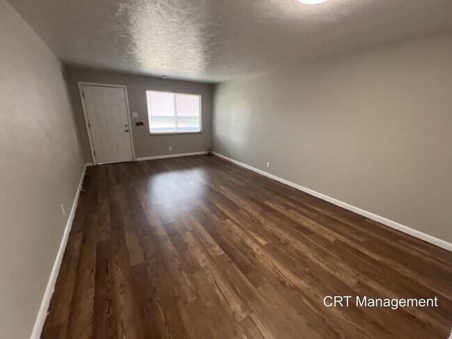 Building Photo - Freshly Updated 3-Bedroom, 1-Bathroom **Sp...