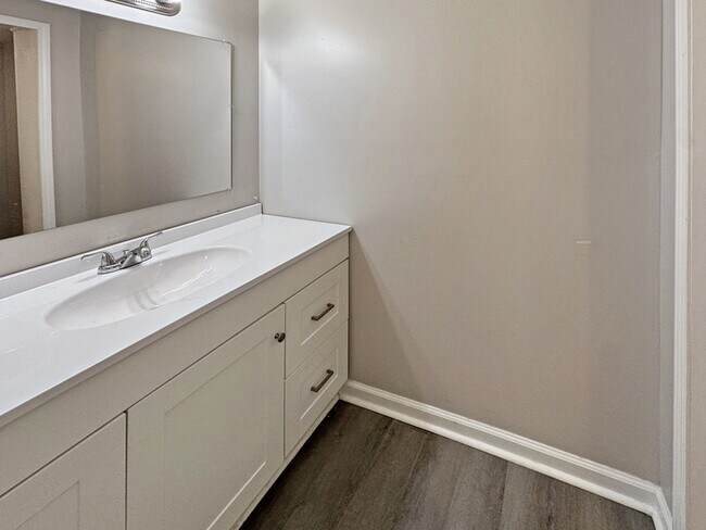 Building Photo - 1707 Buena Vista Cir SE