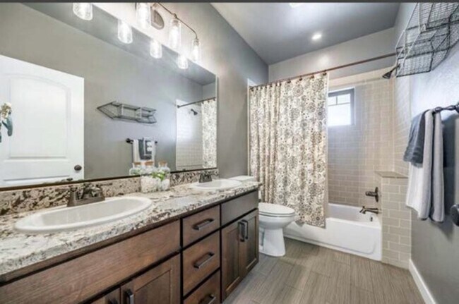 Building Photo - Luxury home on generous lot in the prestigious hills of East Medford!
