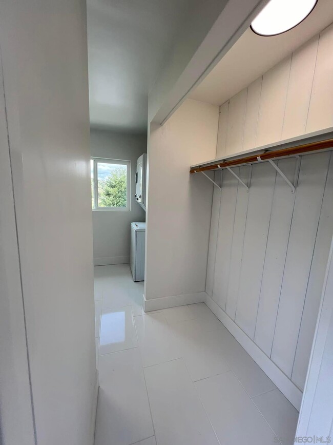 Building Photo - 1531 Avohill Dr