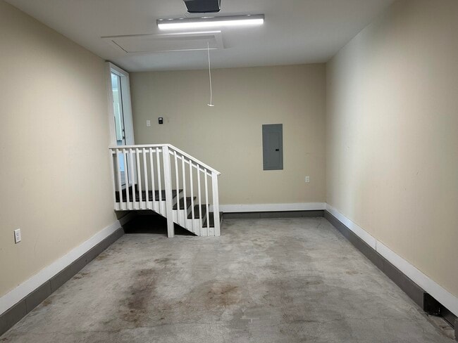 Building Photo - 605 3rd St