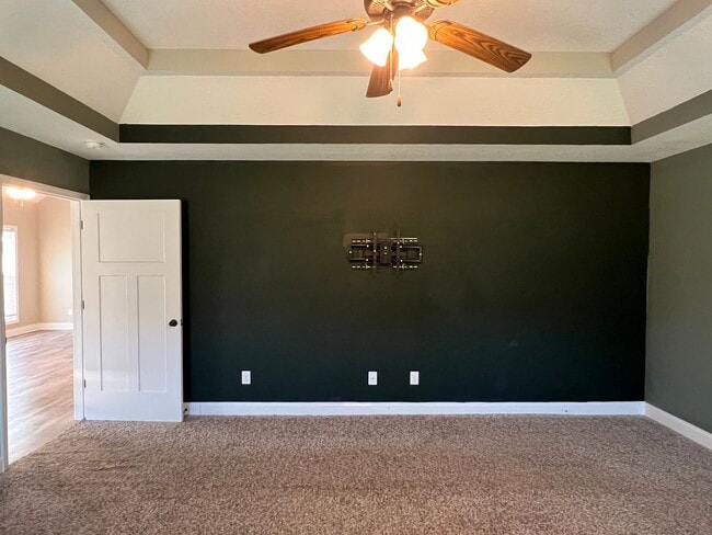 Building Photo - Beautiful Home that looks Brand New / First Full Month's Rent FREE with a 13 Month Lease!!