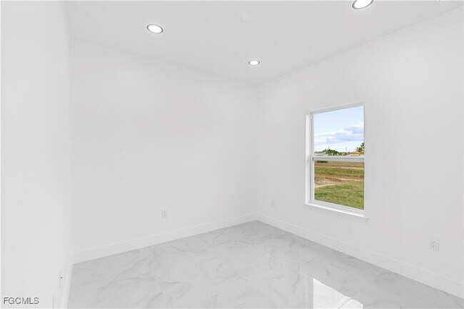 Building Photo - 837 Colyer St E