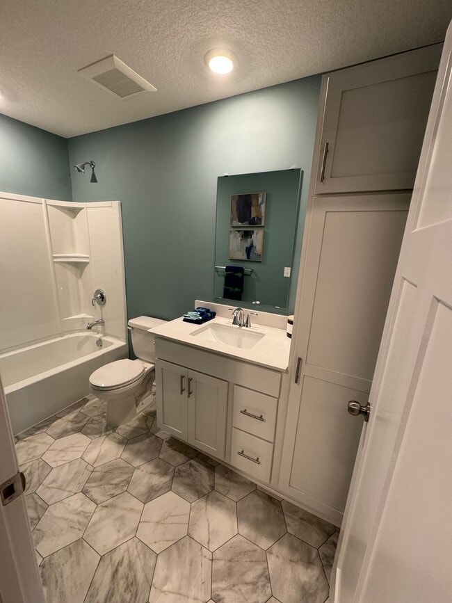Building Photo - 3BD/ 3BA w/ Loft Townhome in Rosemount Available!