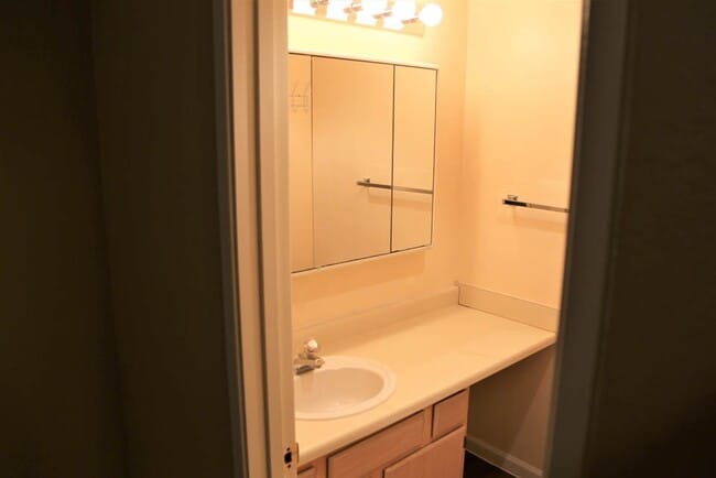 Building Photo - 3 Bed 2 Bath Home with Huge Fenced Yard/ Air Conditioning/ Solar Power