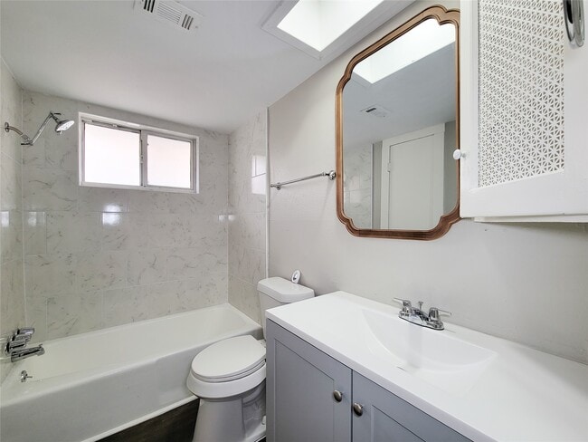 Building Photo - 6439 Oaknut Dr