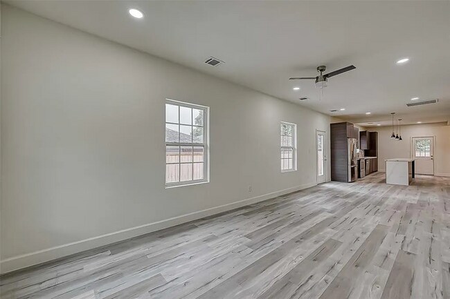 Building Photo - 3820 Tuam St