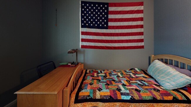 Building Photo - Beautiful sunny home