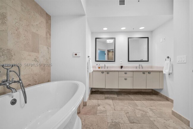 Building Photo - 333 Las Olas Way