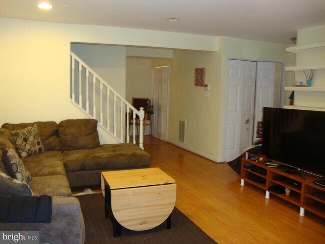 Building Photo - 5916 Dorchester Way