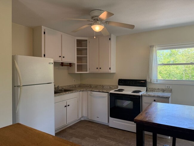 Building Photo - Cute 3 Bedroom, 2 Bath Home Near Asheville Mall