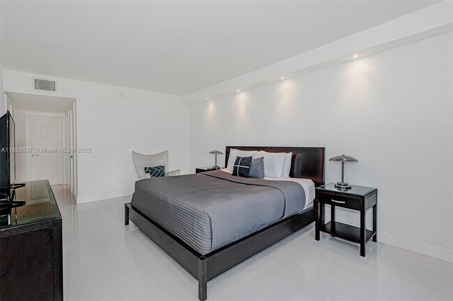 Building Photo - 2301 Collins Ave