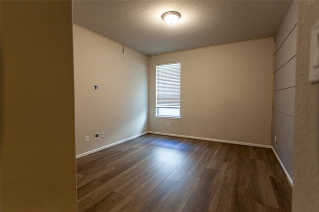 Building Photo - 5826 Euclid Loop