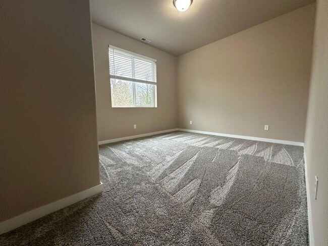 Building Photo - Listed For Rent