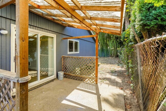Building Photo - State Duplex - VPM482830S-6