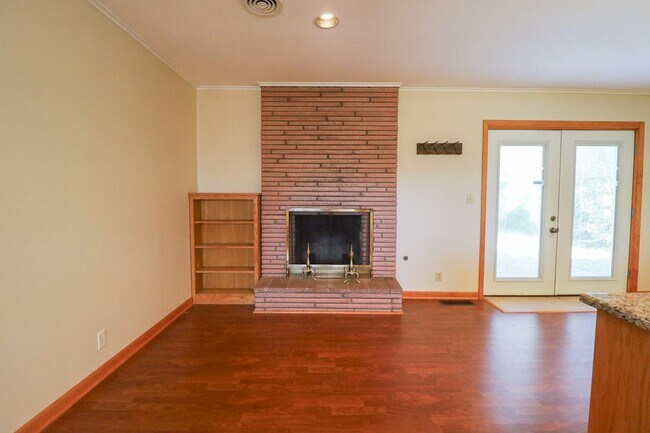 Building Photo - 3 Bed Mid-Town Beaut! Available for Immedi...