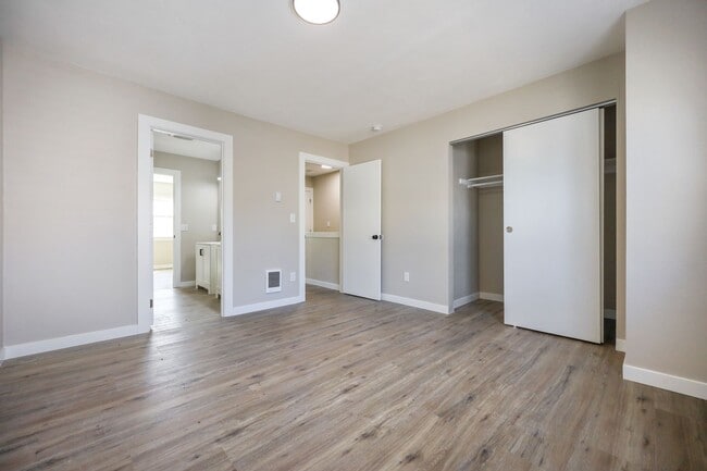 Building Photo - 2-Bedroom Duplex in SE Portland