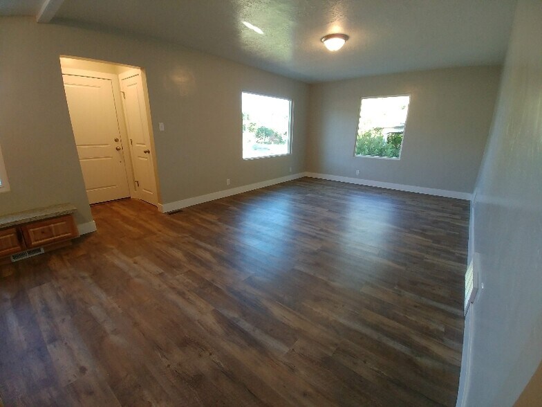 Building Photo - 383 E 400 N