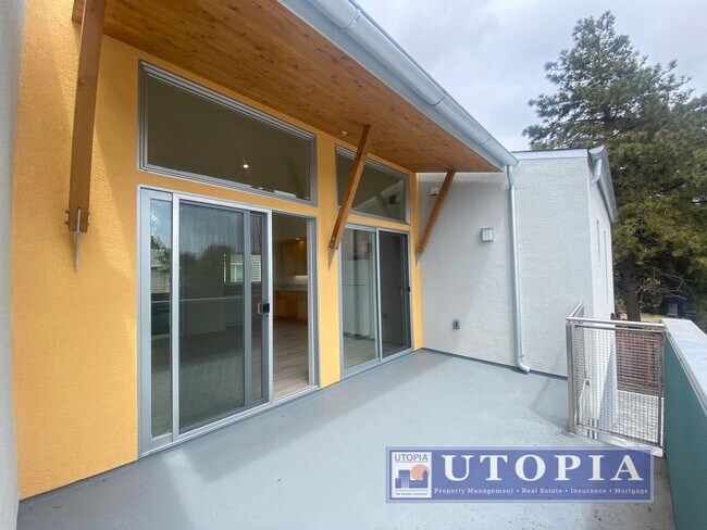 Building Photo - 3Bd/2Ba Townhouse Style Home with Office/Den and Garage- Centrally Located, Easy Commute