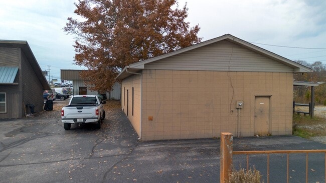 Building Photo - 6032 W Andrew Johnson Hwy