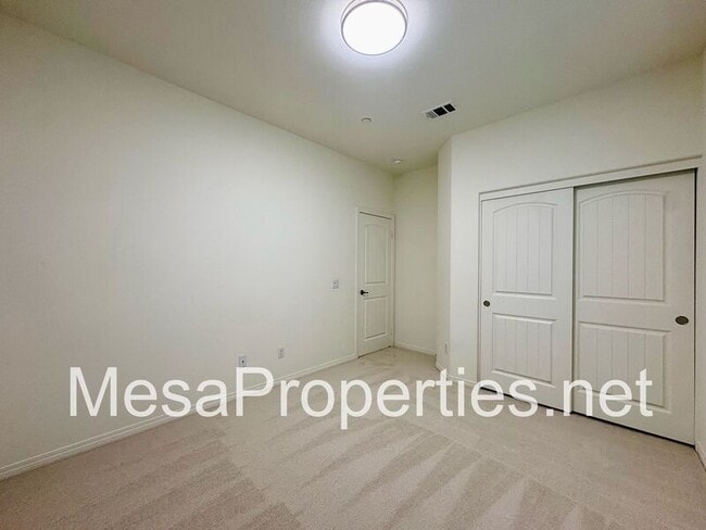 Building Photo - 3244 E Yellowstone Dr