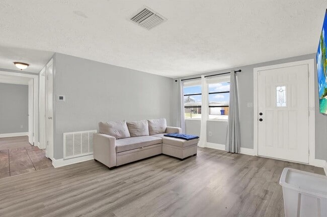 Building Photo - 3543 Trask Dr