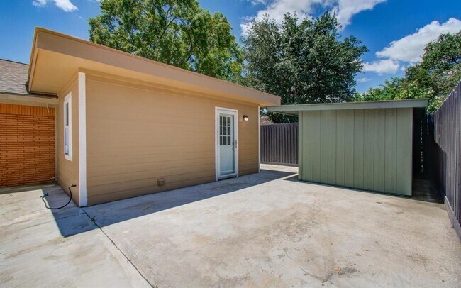 Building Photo - 9009 Conger St