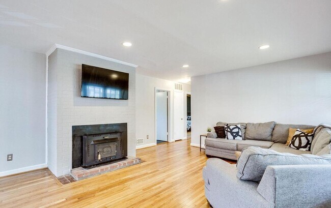 Building Photo - Beautiful 4 BR/2 BA Single-Family Home in ...
