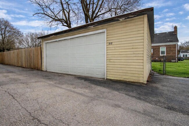 Building Photo - 212 E 142nd Pl