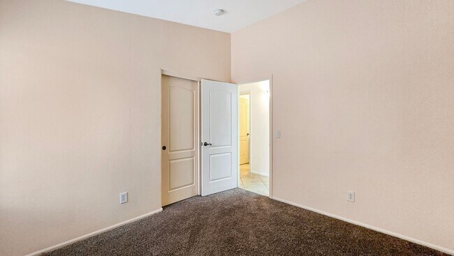 Building Photo - Close to I-10 and shopping in Goodyear!