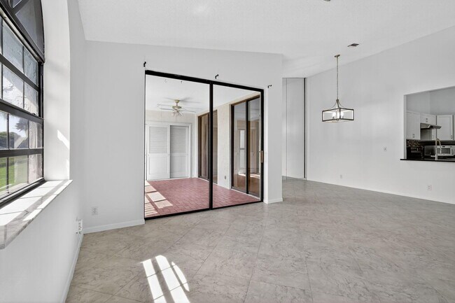 Building Photo - 5475 Verona Dr