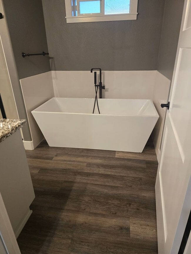 Building Photo - 3 bed 2 bath  Home for Rent in Grants Pass